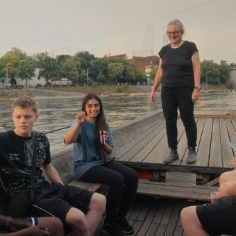 Barbara Buser als Fährfrau auf dem Rhein