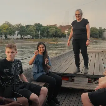 Barbara Buser als Fährfrau auf dem Rhein