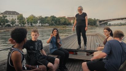 Barbara Buser als Fährfrau auf dem Rhein