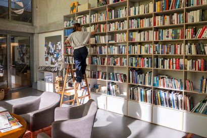 Die Gemeinschaftsbibliothek im Kaminzimmer mit ihren Wandhohen Regalen vollen Bücher