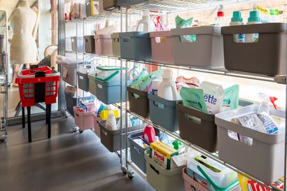 Regal voller Kistchen mit Waschmittel - jede Wohnung verfügt über einen Platz für ihr Waschmittel in der Gemeinschaftswaschküche