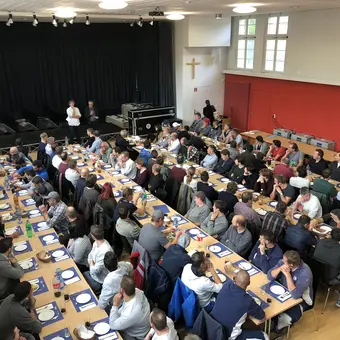 Aufrichtefest beim Bauprojekt Teiggi in Kriens; die festbesucher an langen Tischen beim Apéro.