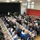 Aufrichtefest beim Bauprojekt Teiggi in Kriens; die festbesucher an langen Tischen beim Apéro.