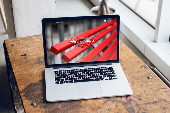 Laptop mit Abendrot Geschäftsbericht