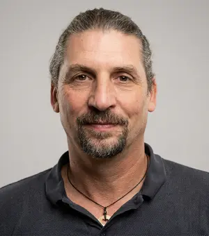 Portraitfoto von Benjamin Jenzer
