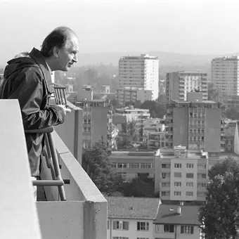 Ruedi Bachmann sur la terrasse sur le toit de l'immeuble de la Klostermatte, lors de la visite effectuée en vue de l'acquisition du bien immobilier.