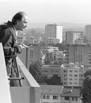Ruedi Bachmann auf der Dachterrasse des Hochhauses Klostermatte anlässlich der Besichtigung zum Erwerb der Liegenschaft.