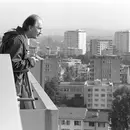 Ruedi Bachmann sur la terrasse sur le toit de l'immeuble de la Klostermatte, lors de la visite effectuée en vue de l'acquisition du bien immobilier.
