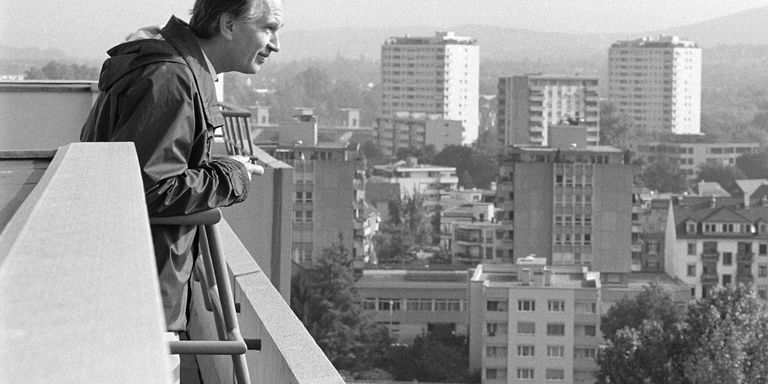 Ruedi Bachmann auf der Dachterrasse des Hochhauses Klostermatte anlässlich der Besichtigung zum Erwerb der Liegenschaft.
