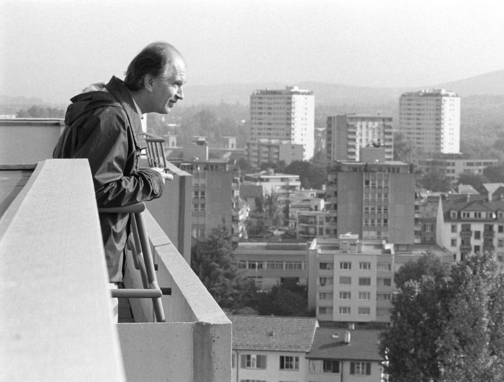 Ruedi Bachmann sur la terrasse sur le toit de l'immeuble de la Klostermatte, lors de la visite effectuée en vue de l'acquisition du bien immobilier.