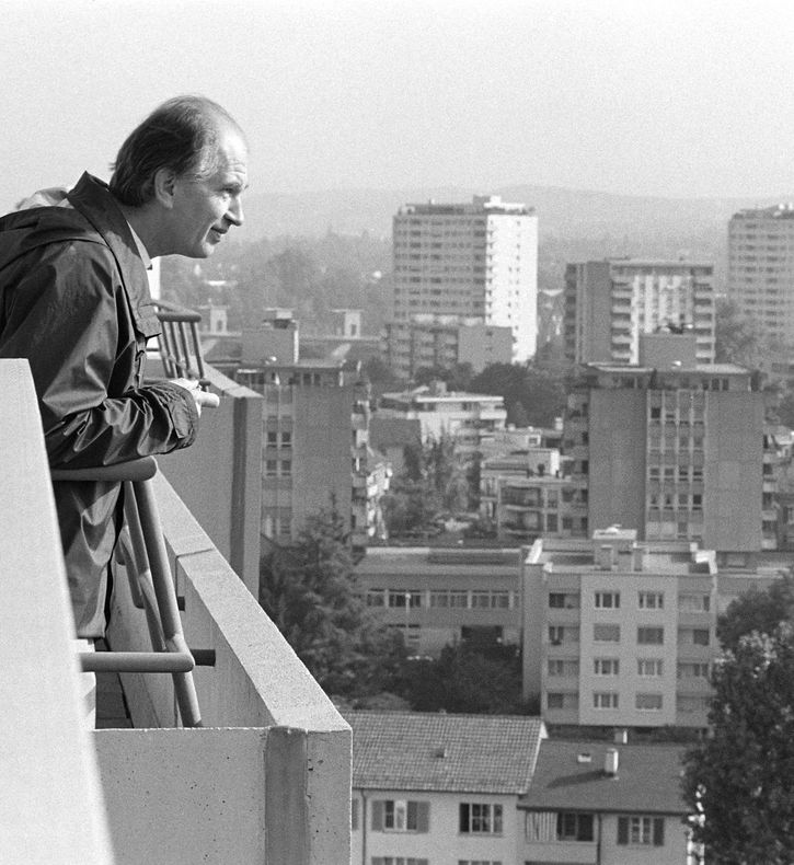 Ruedi Bachmann auf der Dachterrasse des Hochhauses Klostermatte anlässlich der Besichtigung zum Erwerb der Liegenschaft.