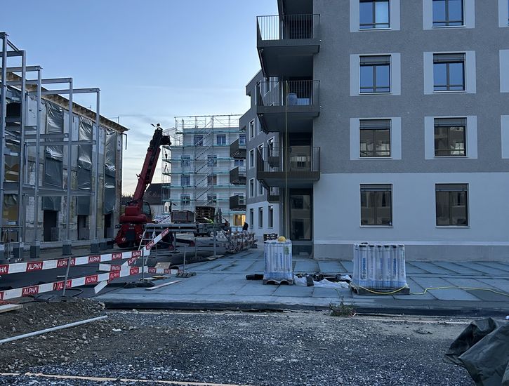 Sicht auf die neuen Wohngebäude im Rohbau auf dem Perron Vert, Egnach