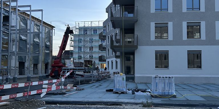 Sicht auf die neuen Wohngebäude im Rohbau auf dem Perron Vert, Egnach