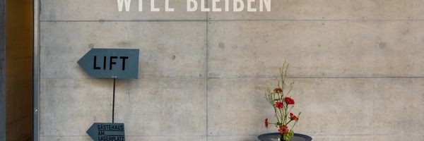 Die Eingangshalle des Zusammen-h-alt ist grosszügig und modern gestaltet