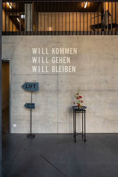 Die Eingangshalle des Zusammen-h-alt ist grosszügig und modern gestaltet