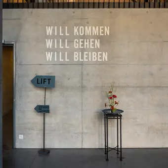 Le hall d'entrée du Zusammen-h-alt est spacieux et moderne.