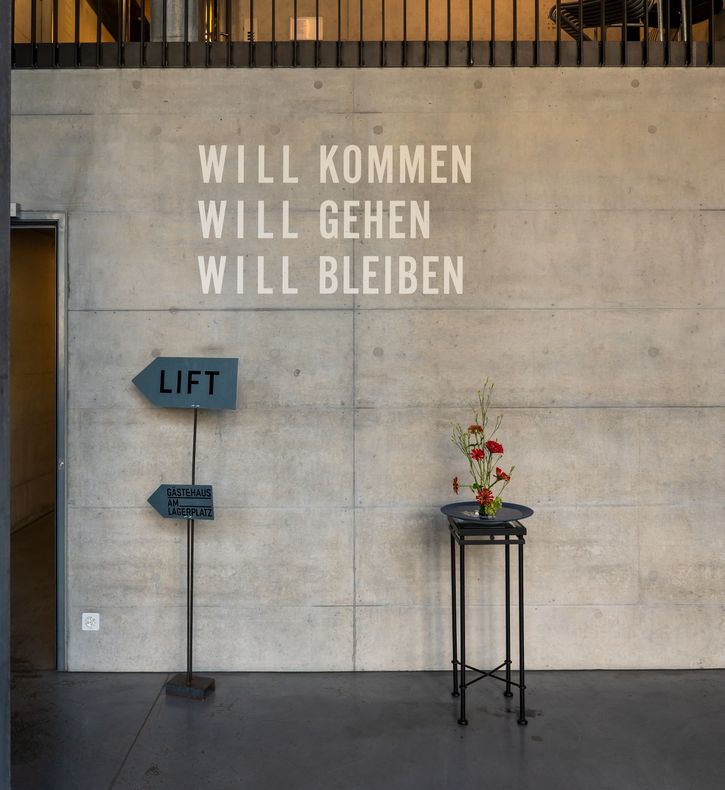 Die Eingangshalle des Zusammen-h-alt ist grosszügig und modern gestaltet