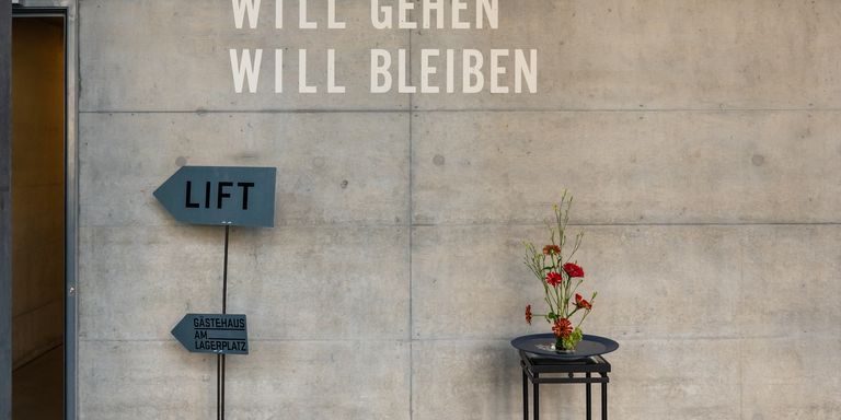 Die Eingangshalle des Zusammen-h-alt ist grosszügig und modern gestaltet