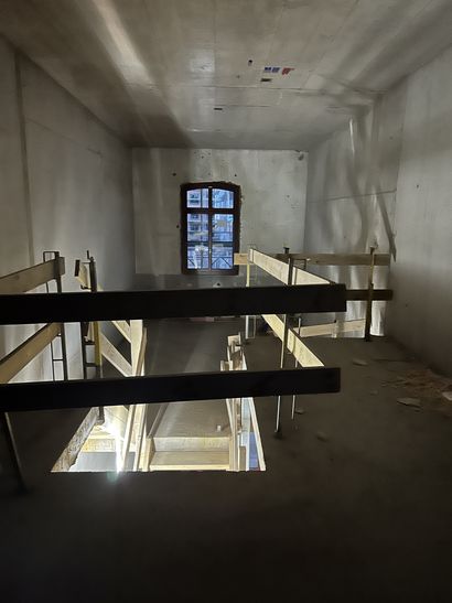 Blick in die im Rohbau befindliche neue Atelierwohnung in der alten Mosterei, Egnach