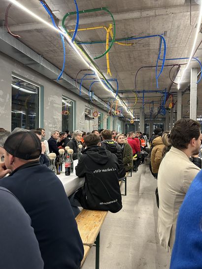 Lange, mit Besuchern der Aufrichtefeier Egnach gefüllte Tische im Rohbau des Tertianums auf dem Perron Vert