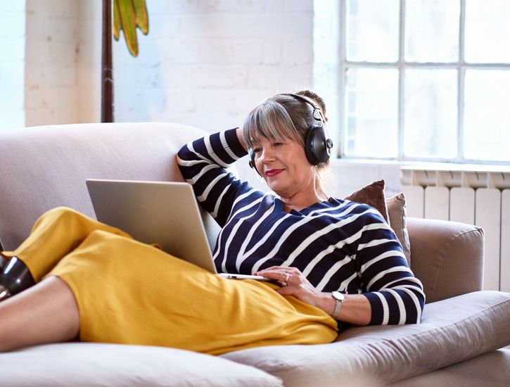 Frau mit Computer auf Sofa
