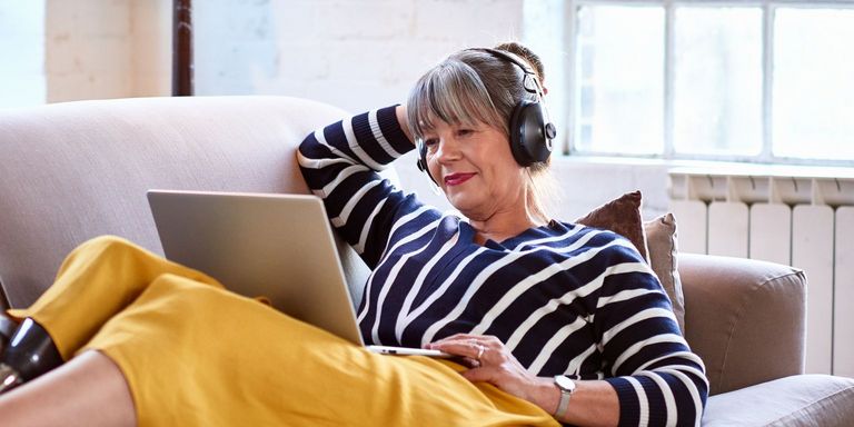 Frau mit Computer auf Sofa