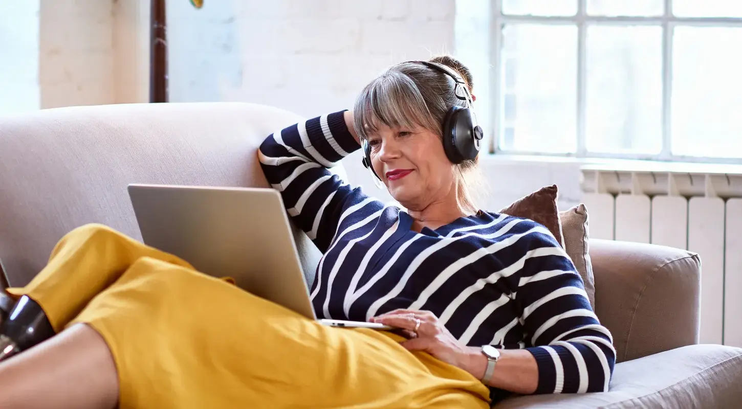 Frau mit Computer auf Sofa