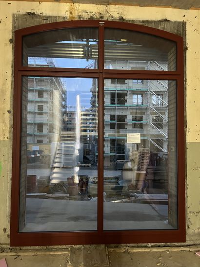 Ein Blick durch das grosse Tor-Fenster in einer der neuen Atelierwohnungen, alte Mosterei, Egnach