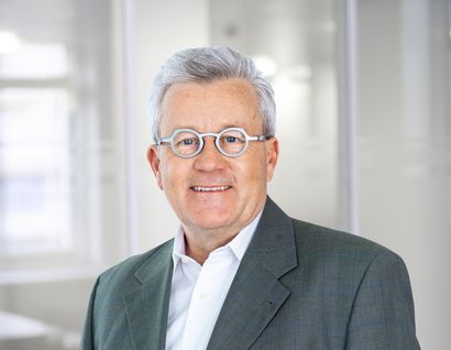 Photo de portrait du Dr Rudolf Rechsteiner, chargé de cours en développement de projets dans le domaine des énergies renouvelables à l'ETH Zurich