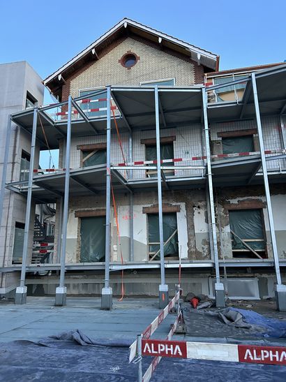 Sicht auf die alte Mosterei mit Baugerüst auf dem Perron Vert, Egnach