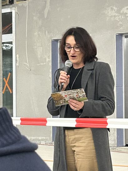 Enza Bögli, Geschäftsführerin Abendrot, bei ihrer Ansprache anlässlich der Aufrichtefeier Areal Perron Vert, Egnach