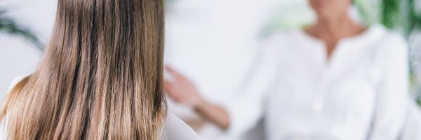 Zwei Personen im Gespräch.