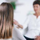 Zwei Personen im Gespräch.