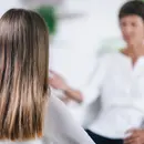 Zwei Personen im Gespräch.