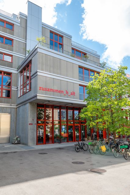 Eingang Gebäude Zusammenhalt