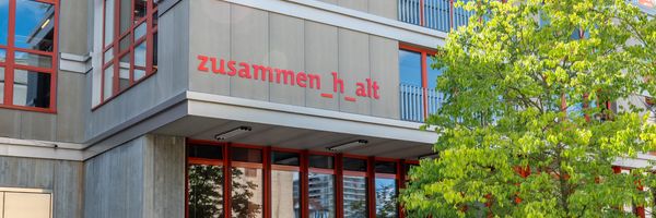 Eingang Gebäude Zusammenhalt