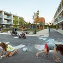 Spielende Kinder im schön gestalteten Hof des Abendrot-Wohnareals Freyraum in Wangen