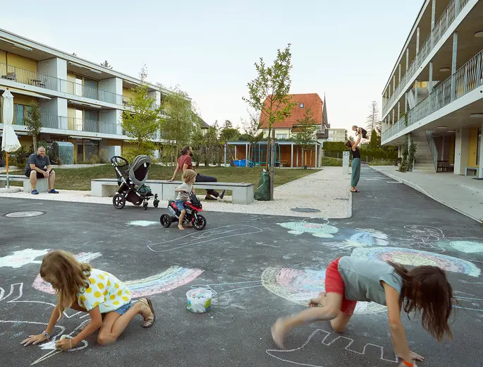 Spielende Kinder im schön gestalteten Hof des Abendrot-Wohnareals Freyraum in Wangen